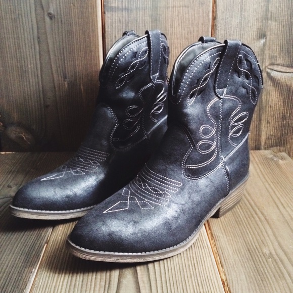 Mossimo ankle cowgirl boot *NEVER WORN*