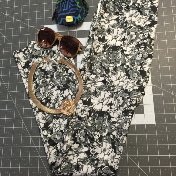 Black & white floral tights size: large