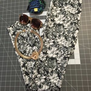 Black & white floral tights size: large