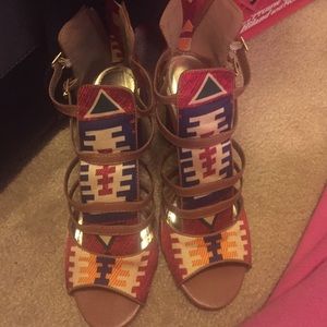 Single sole tribal print heels