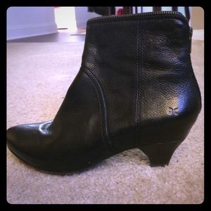 ⚡️⚡️FLASH SALE ⚡️⚡️Black leather Frye booties