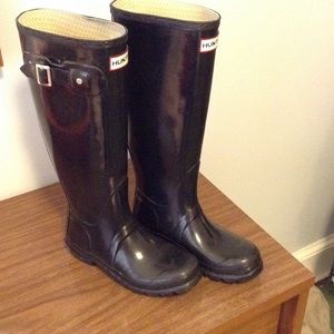 Size 6 tall black gloss Hunter boots