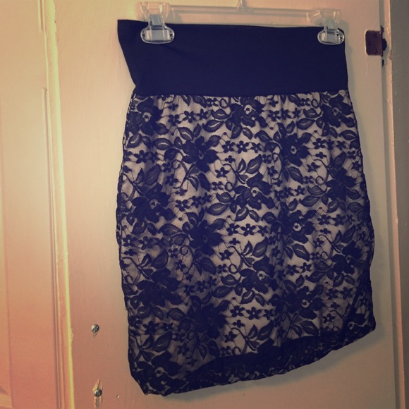 Black lace mini skirt! Perfect for NYE 🍾 - Picture 1 of 2