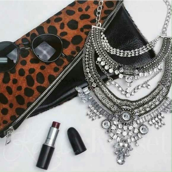 Jewelry | Chic Chick Statement Necklace - Picture 2 of 4