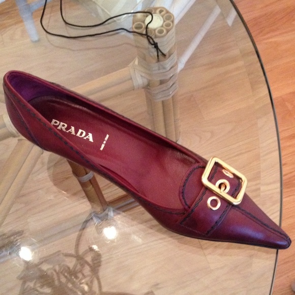 Pointed toe, kitten heel