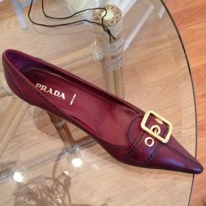 Pointed toe, kitten heel