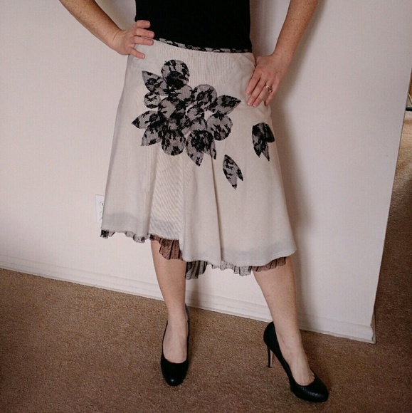 Flowy A-symmetrical black & white skirt