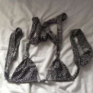 💌TRADED💌 Acacia Plumeria top in Snake