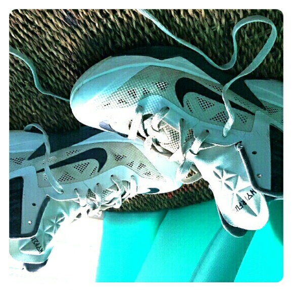 Size 8 nike hyper sneaker. Mens