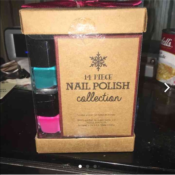 Set of 14 nail polishes!