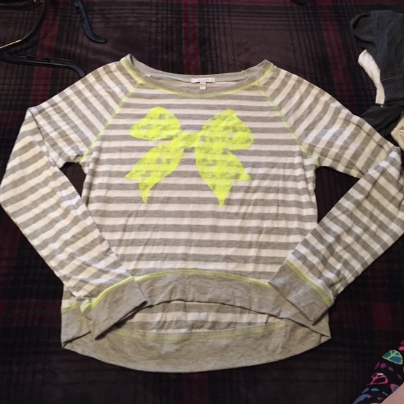 Striped bow top
