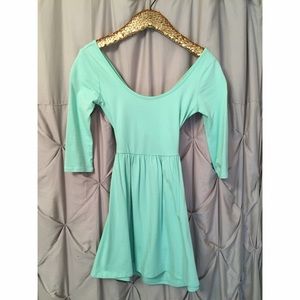 WORN ONCE! 3/4 sleeve mint dress w/ cutout back