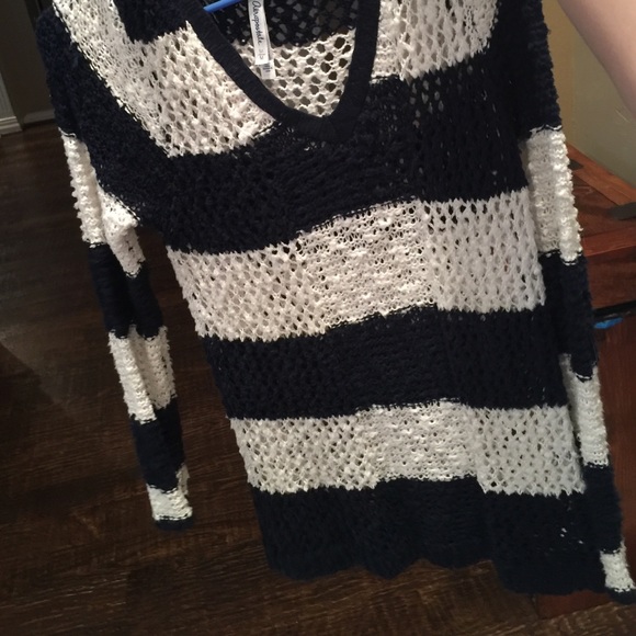 Aeropostale sweater - Picture 2 of 3