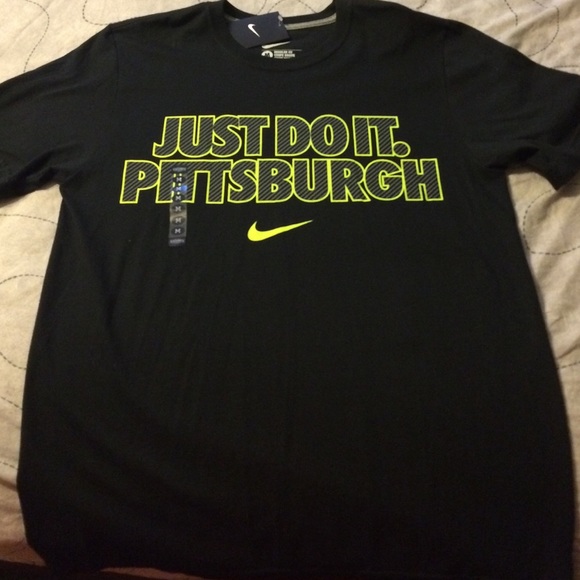 Adult Medium Nike Graphic T-Shirt NWT