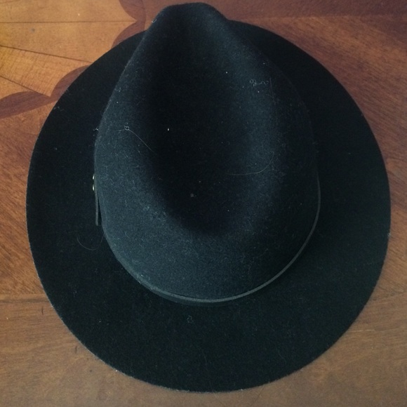 Black 100% wool hat