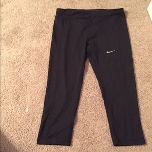 cropped nike legging.