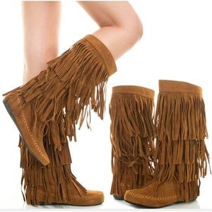 BRAND NEW - NEVER WORN❗️Tassel boots in chestnut.