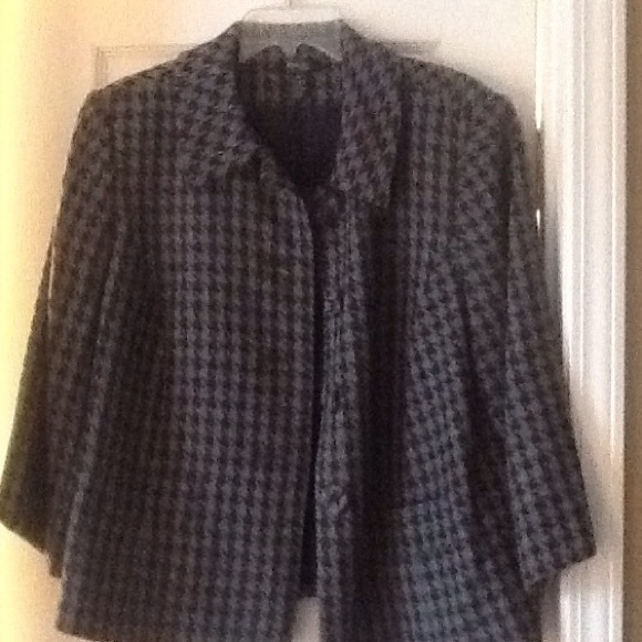 Three quarter sleeve swinger jacket