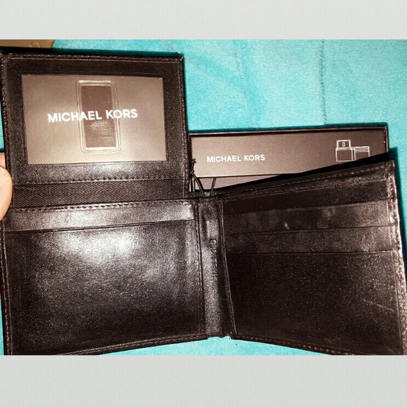 **SOLD**Michael Kors bifold wallet - Picture 1 of 3