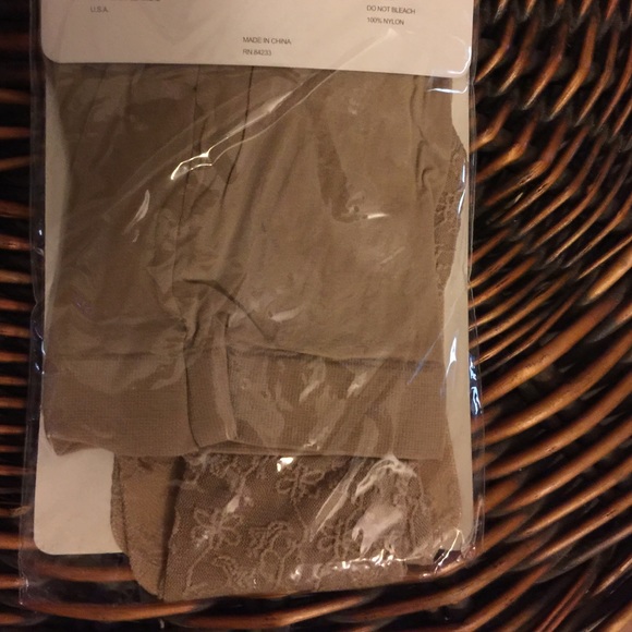 Girls pantyhose sz 1-3 - Picture 3 of 3