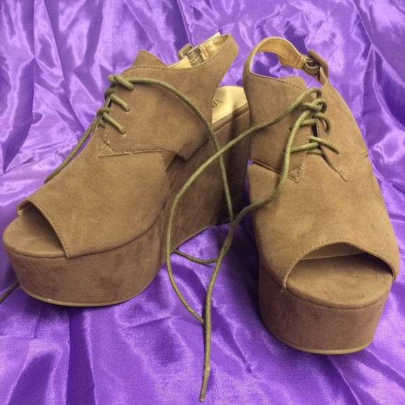 Retro velvet platform wedges