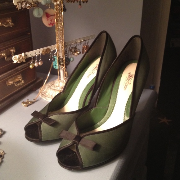 Lela Rose Mint green satin peep toe pumps w bowtie - Picture 3 of 4