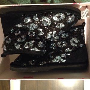 VS PINK fur lined mukluk