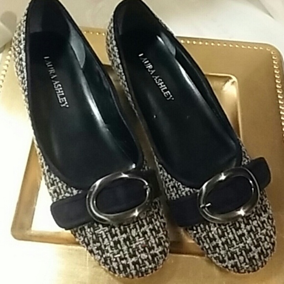 Flat shoe
