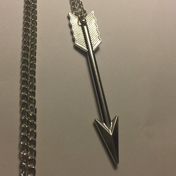 🎀 BRAND NEW ARROW NECKLACE 🎀