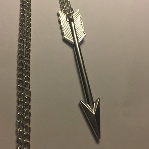 🎀 BRAND NEW ARROW NECKLACE 🎀