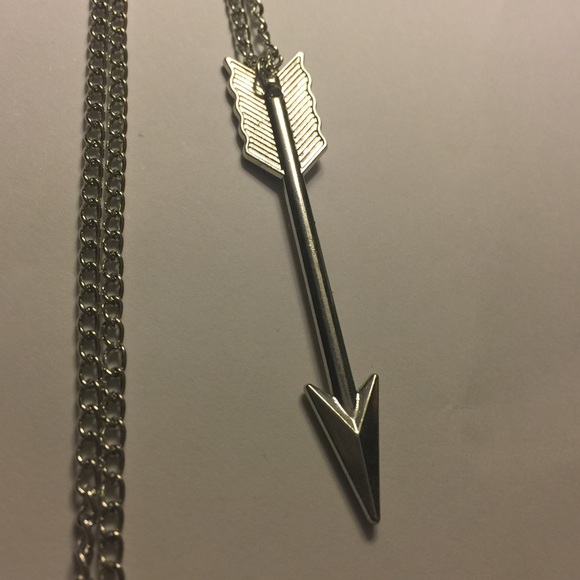 🎀 BRAND NEW ARROW NECKLACE 🎀