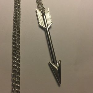 🎀 BRAND NEW ARROW NECKLACE 🎀