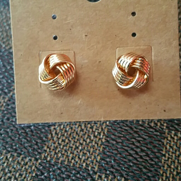 Medium gold knotted earrings