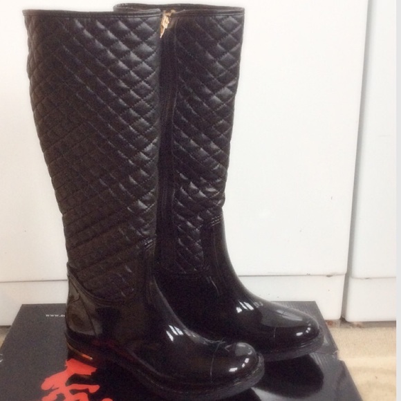 Black quilted rain boots by a Nomad footwear