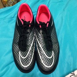Black nike hyper venom soccer indoor shoes
