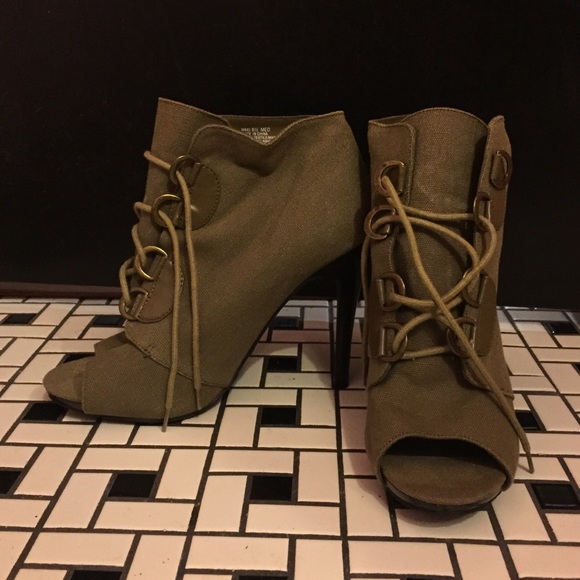 Size 8.5 green heels.