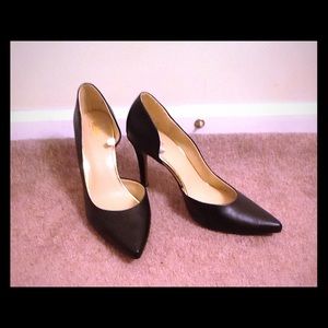 Black pumps