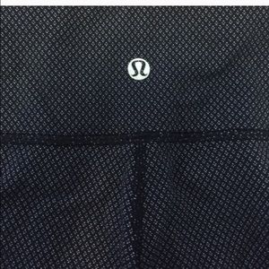 lululemelon wonnder unders! size 6 blue and white