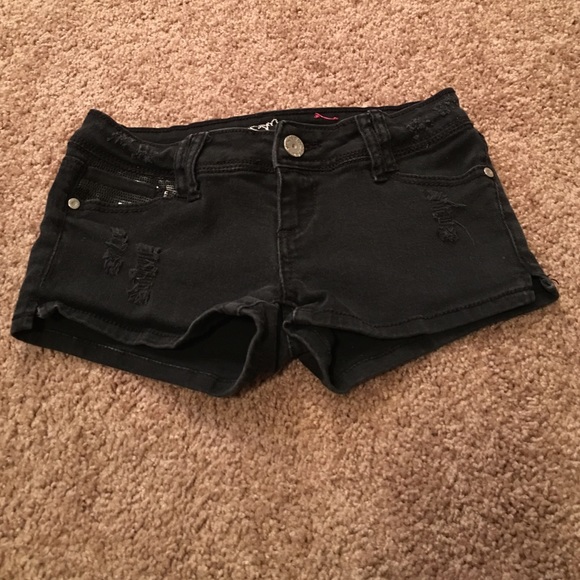 Almost Famous black jean shorts size 1