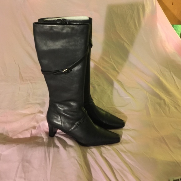 Black boots - Picture 2 of 3