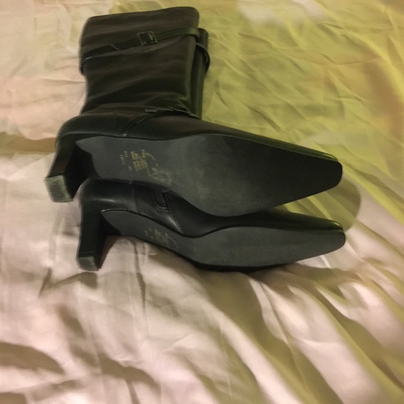 Black boots - Picture 3 of 3