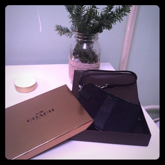 **BRAND NEW** COACH wristlet - black - Picture 1 of 4