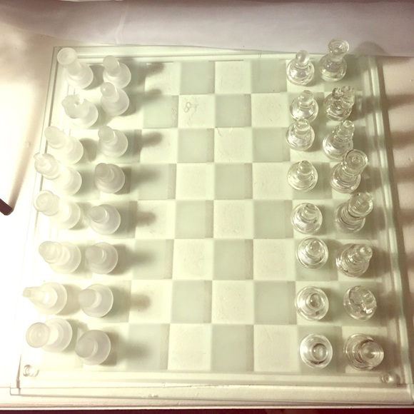 Very beautiful unique clear/white chess set. - Picture 1 of 4