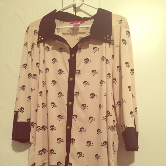 Black and cream 2x skull hi-lo shirt