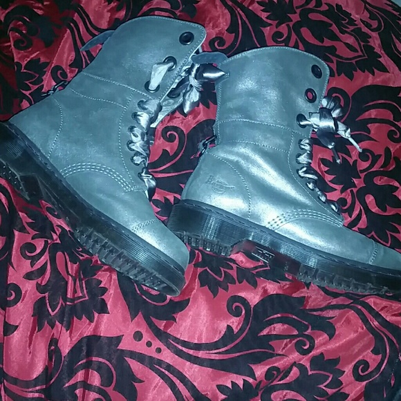 Silver ribbon laced skull dr martens