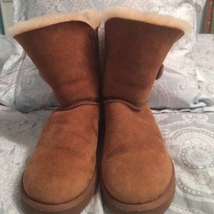 Bailey button Uggs in color "bomber"