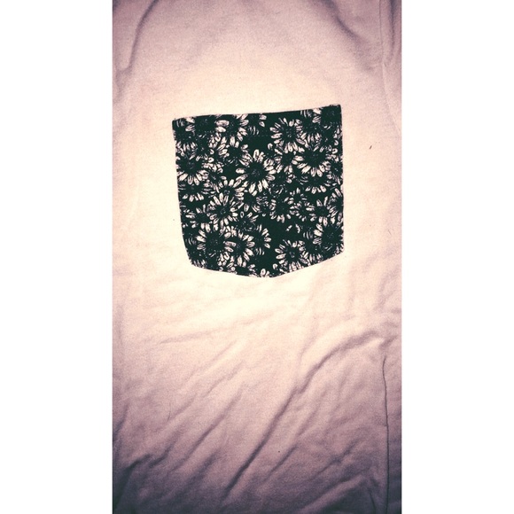 pocket tee🌼 - Picture 2 of 3
