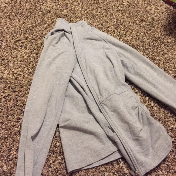 This is a nice gray sweatshirt - Picture 1 of 4