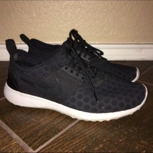 Black Nike Tennis Shoes
