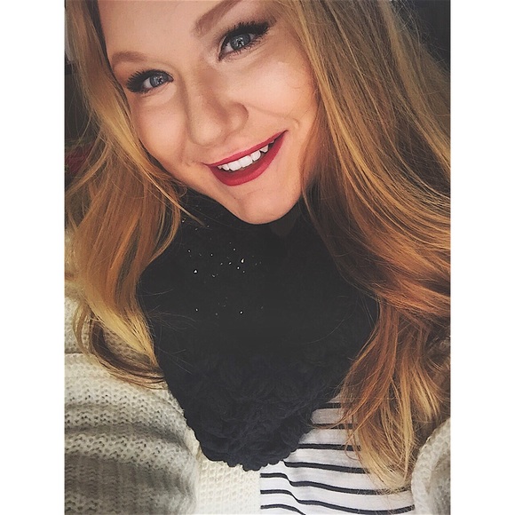 Meet your seller 💋💋